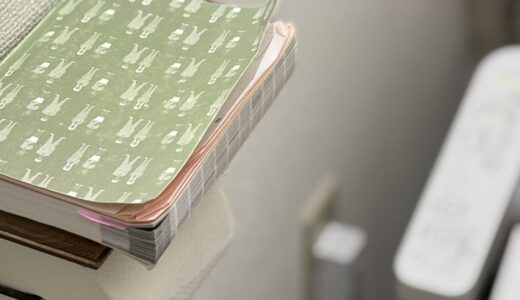 トイレのトイレットペーパーホルダーの上に置かれた単語帳