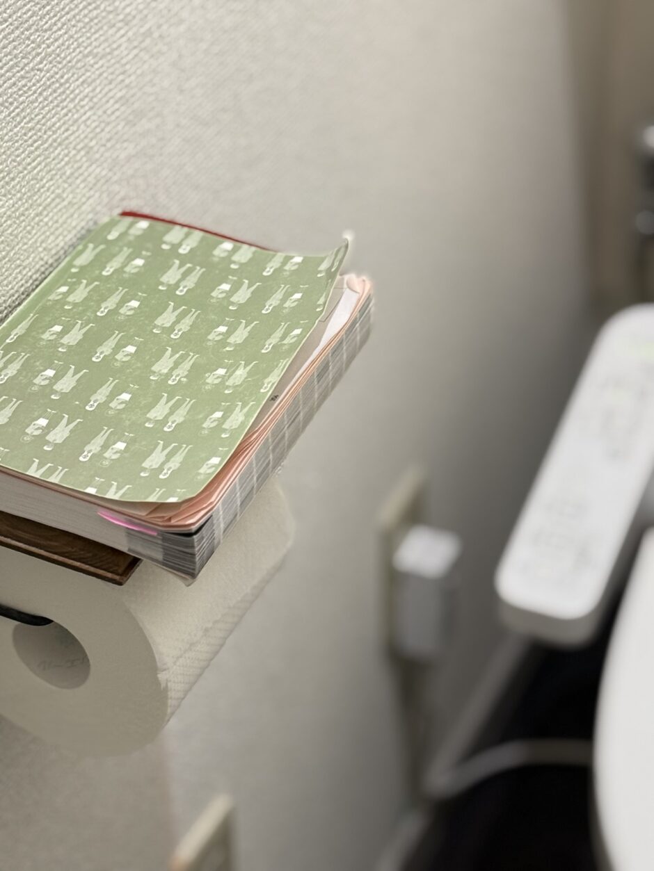 トイレのトイレットペーパーホルダーの上に置かれた単語帳