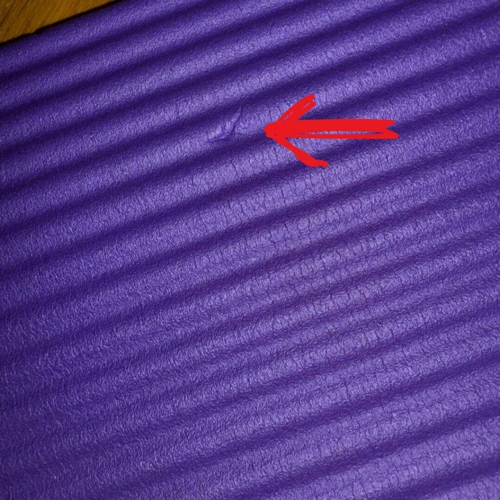 Amazonベーシックヨガマットの傷