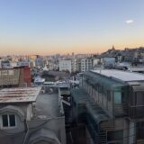 窓から見える日が落ちて暗くなってきた街並み