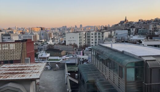 窓から見える日が落ちて暗くなってきた街並み