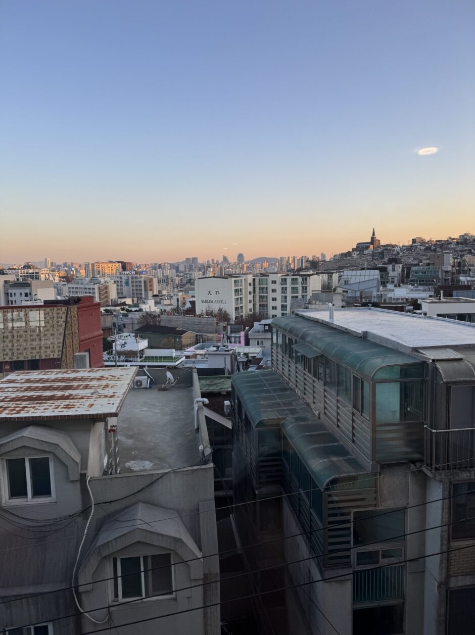 窓から見える日が落ちて暗くなってきた街並み